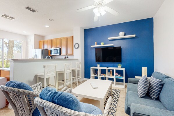 TV, computer monitors - 2-story snowbird-friendly townhouse near Disney with patio, streaming, W/D, AC (Kissimmee)