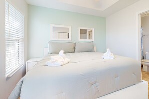 3 bedrooms, desk, iron/ironing board, internet - 2-story snowbird-friendly townhouse near Disney with patio, streaming, W/D, AC (Kissimmee)