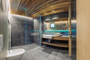 Douche, sèche-cheveux, serviettes fournies
