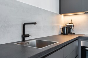 Kjøleskap, mikrobølgeovn, ovn og kokeplater