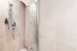 Douche, sèche-cheveux, serviettes fournies
