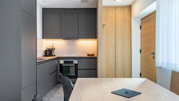 Réfrigérateur, four, plaque de cuisson, lave-vaisselle