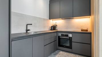 Frigorifero, microonde, forno, piano cottura