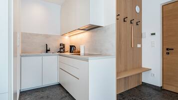 Frigorifero, microonde, forno, piano cottura