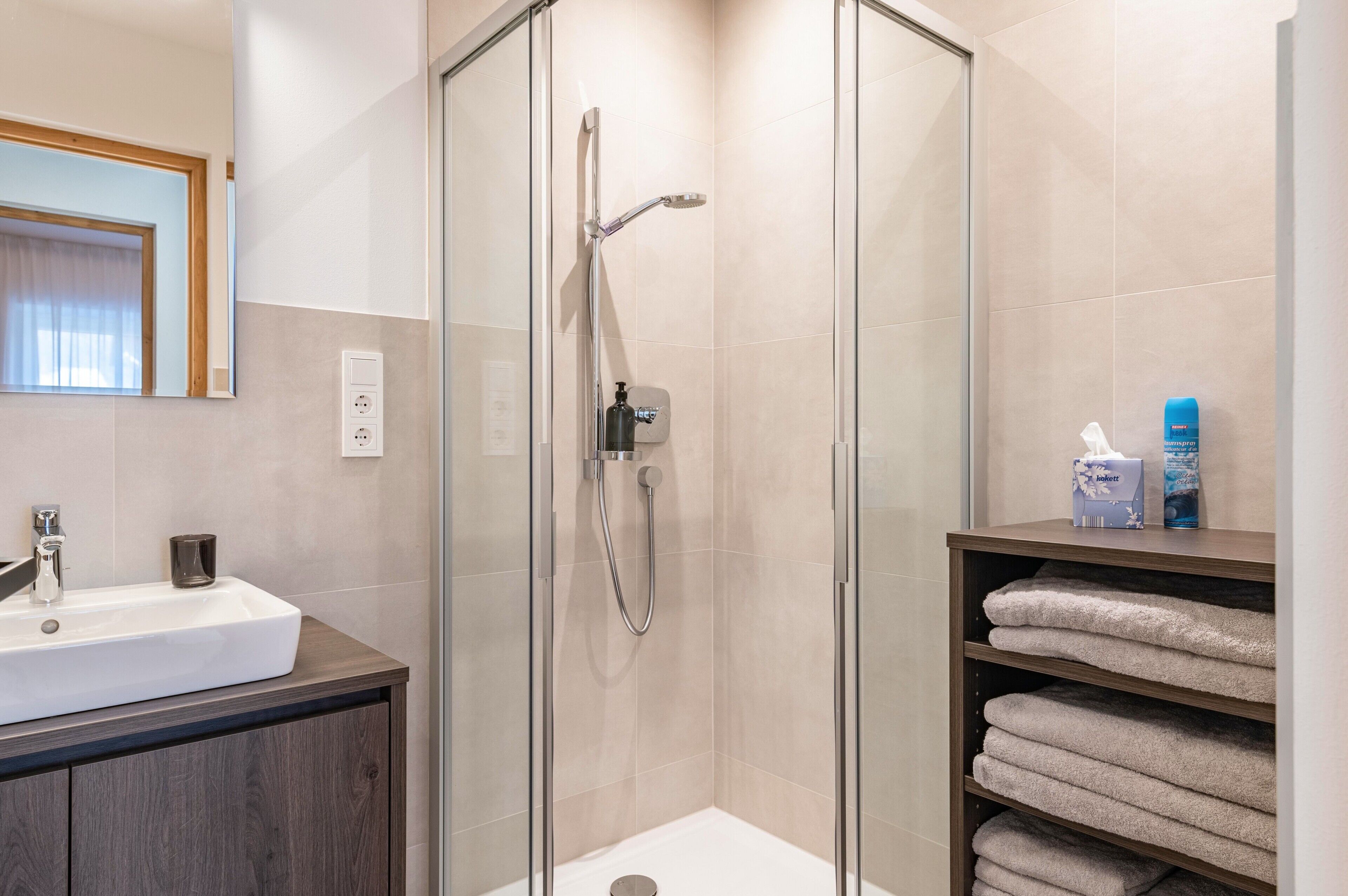 Dusche, Haartrockner, Handtücher