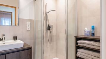 Dusche, Haartrockner, HandtĂŒcher