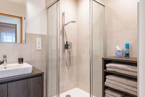 Een douche, een haardroger, handdoeken