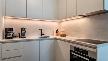 Refrigerador, horno, placa de cocina, lavavajillas