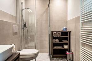 Douche, sèche-cheveux, serviettes fournies