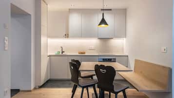 Frigorifero, forno, piano cottura, lavastoviglie