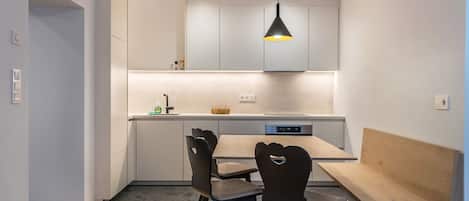 Fridge, oven, stovetop, dishwasher