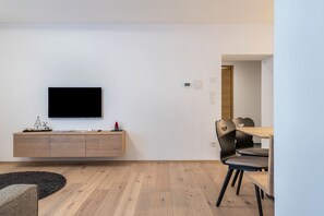 Interior - Apartment 'Mountain Meadows Apt 4' with Mountain View and Wi-Fi (Valdaora di Mezzo)