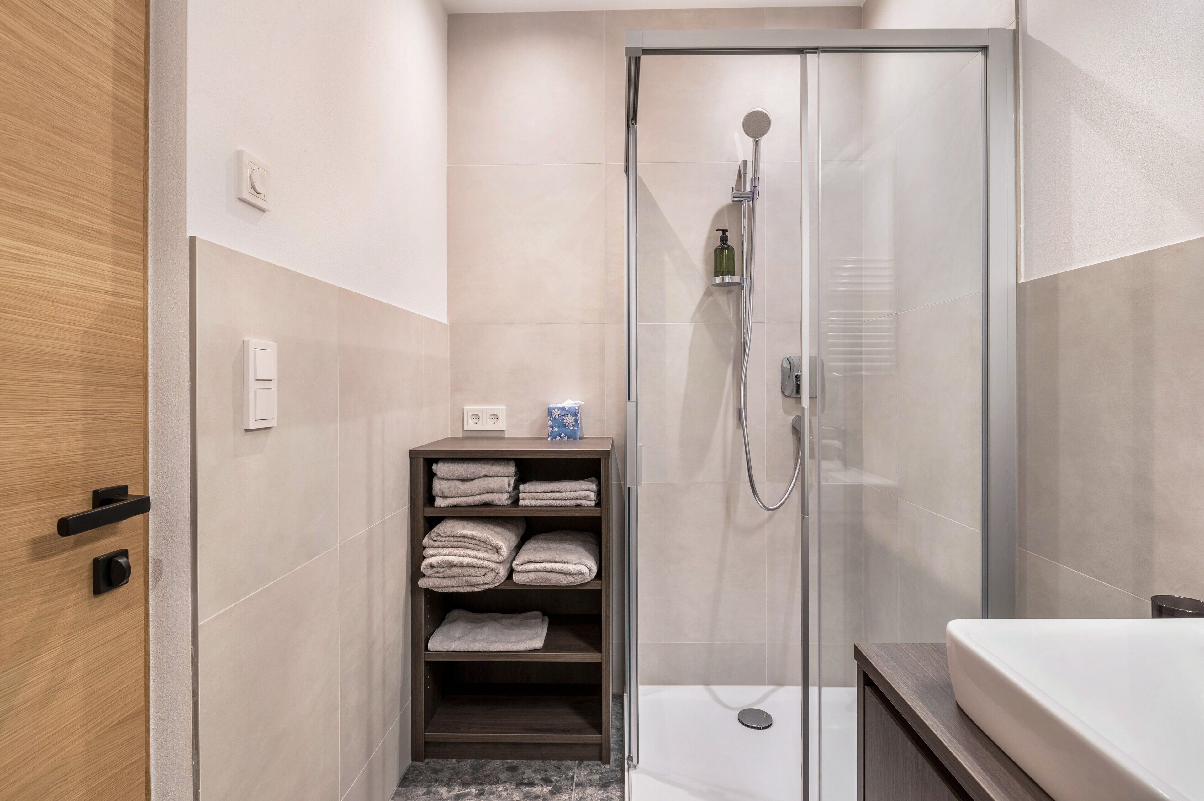 Dusche, Haartrockner, Handtücher