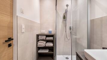 Dusche, Haartrockner, HandtĂŒcher