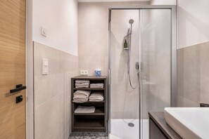 Een douche, een haardroger, handdoeken