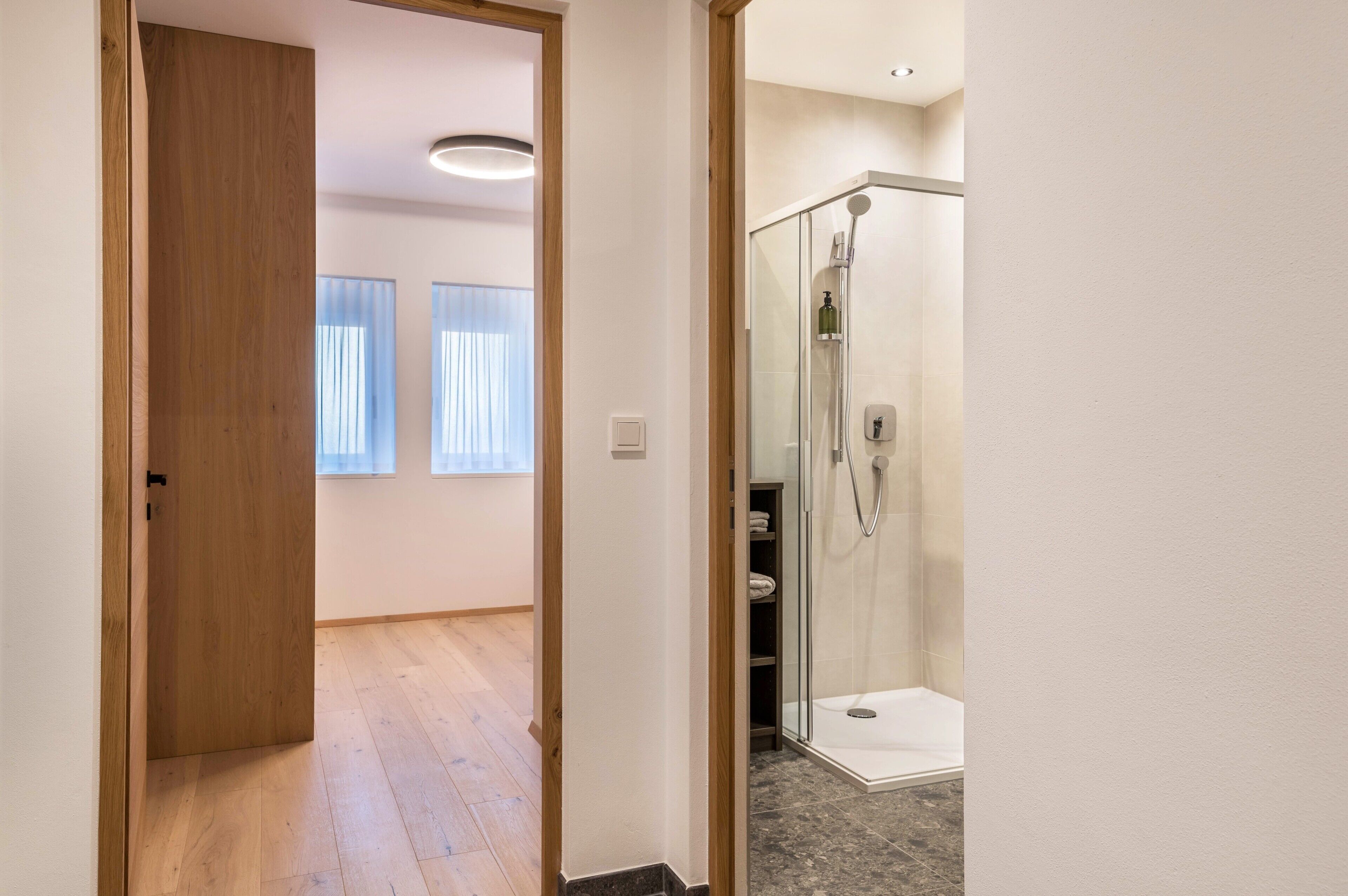 Een douche, een haardroger, handdoeken