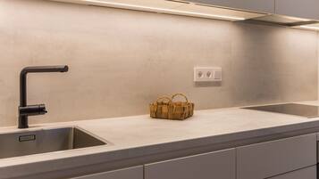 Frigorifero, forno, piano cottura, lavastoviglie