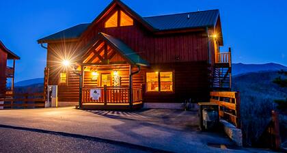 Stunningly situated home w/ private hot tub, pool, & Free Attraction Tickets