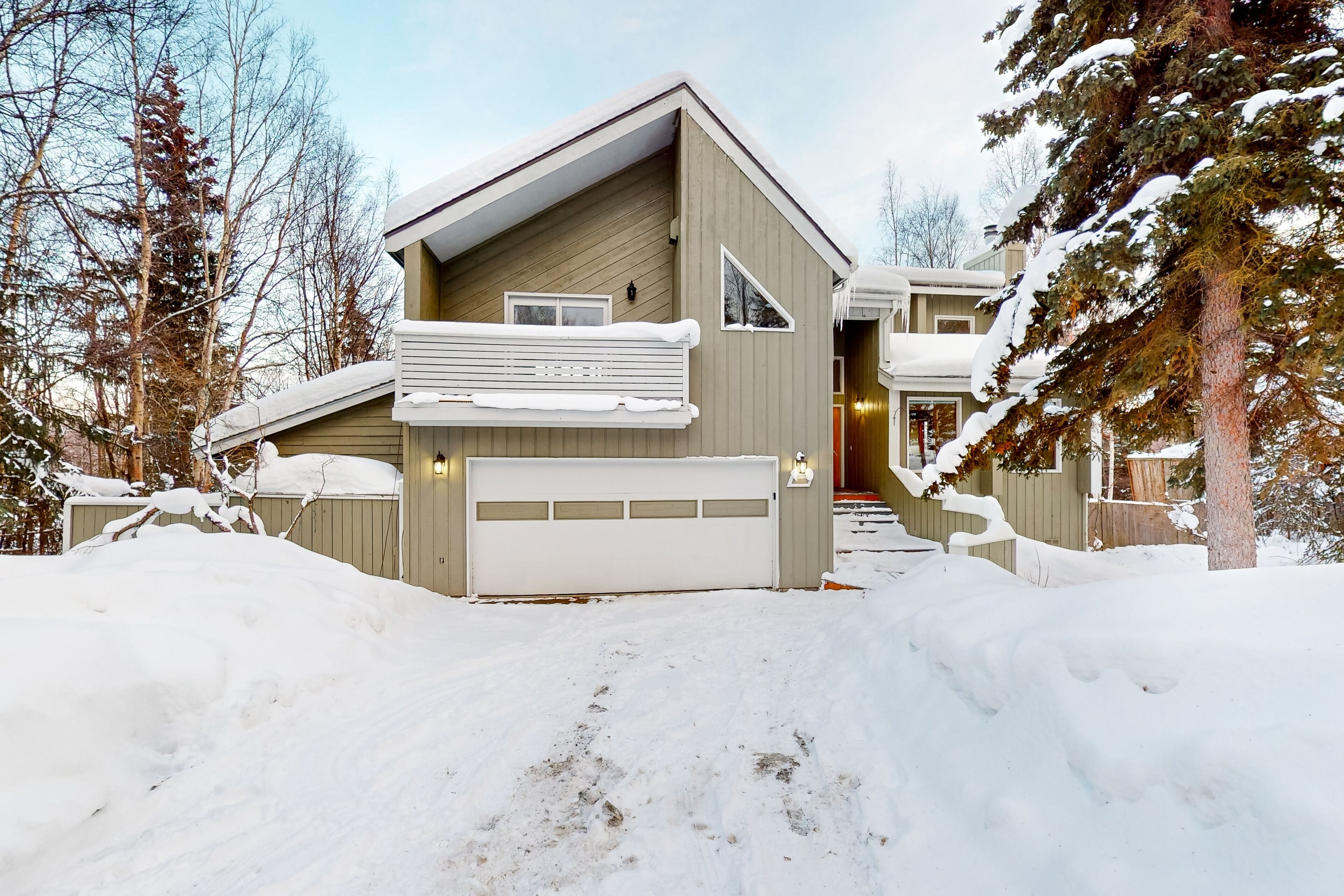 Cozy sanctuary with indoor hot tub, mountain views, & decks - dog-friendly