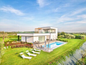A modern two-story house with a swimming pool, a covered patio, and a well-maintained lawn. - Villa 'Angelina' with Private Pool, Wi-Fi and Air Conditioning (Lazise)