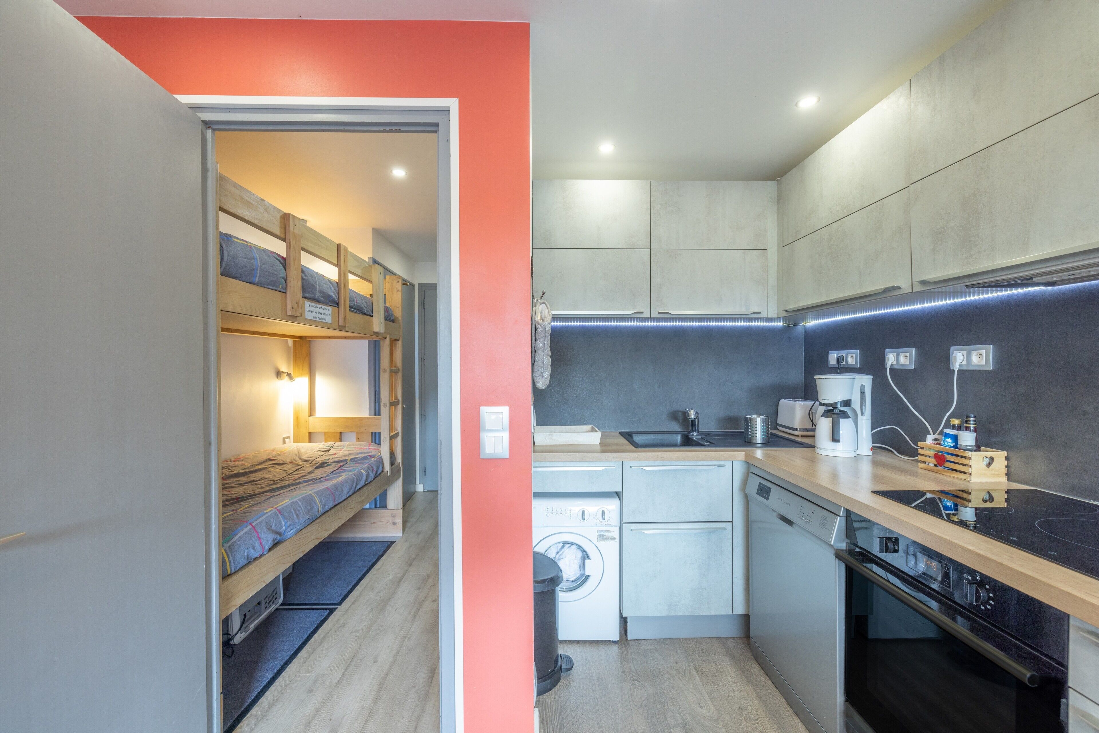 Réfrigérateur, micro-ondes, four, plaque de cuisson