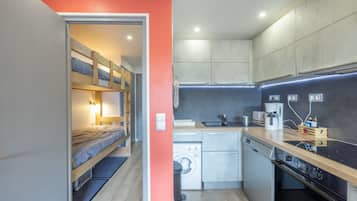 Réfrigérateur, micro-ondes, four, plaque de cuisson