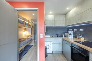 Kühlschrank, Mikrowelle, Ofen, Herdplatte