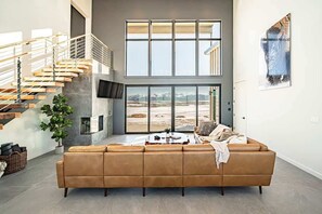 TV, peis, videospill og kontorer