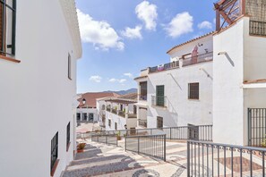 Property grounds - Apartment 'Casa Clare' with Mountain View, Shared Pool and Wi-Fi (Frigiliana)