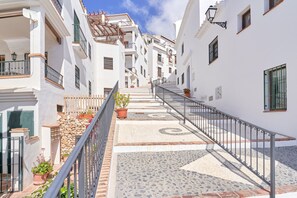 Property grounds - Apartment 'Casa Clare' with Mountain View, Shared Pool and Wi-Fi (Frigiliana)