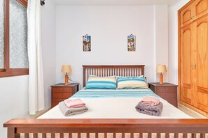 2 bedrooms, iron/ironing board, free WiFi, bed sheets - Apartment 'Casa Clare' with Mountain View, Shared Pool and Wi-Fi (Frigiliana)