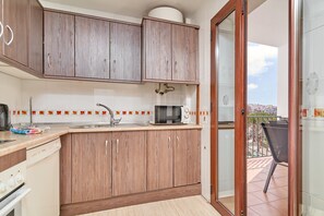 Fridge, microwave, oven, stovetop - Apartment 'Casa Clare' with Mountain View, Shared Pool and Wi-Fi (Frigiliana)