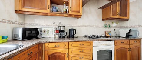 KĂŒhlschrank, Mikrowelle, Ofen, Herdplatte