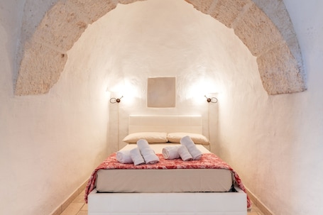 3 bedrooms, iron/ironing board, free WiFi, bed sheets. Holiday Home 'Trullo Giovanni' with Private Garden, Wi-Fi and Air Conditioning