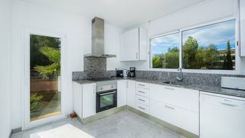 Een koelkast, een magnetron, een oven, een kookplaat