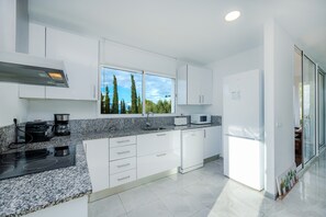 Frigorifero, microonde, forno, piano cottura