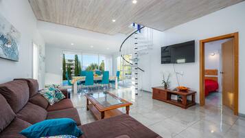 Een televisie en een open haard