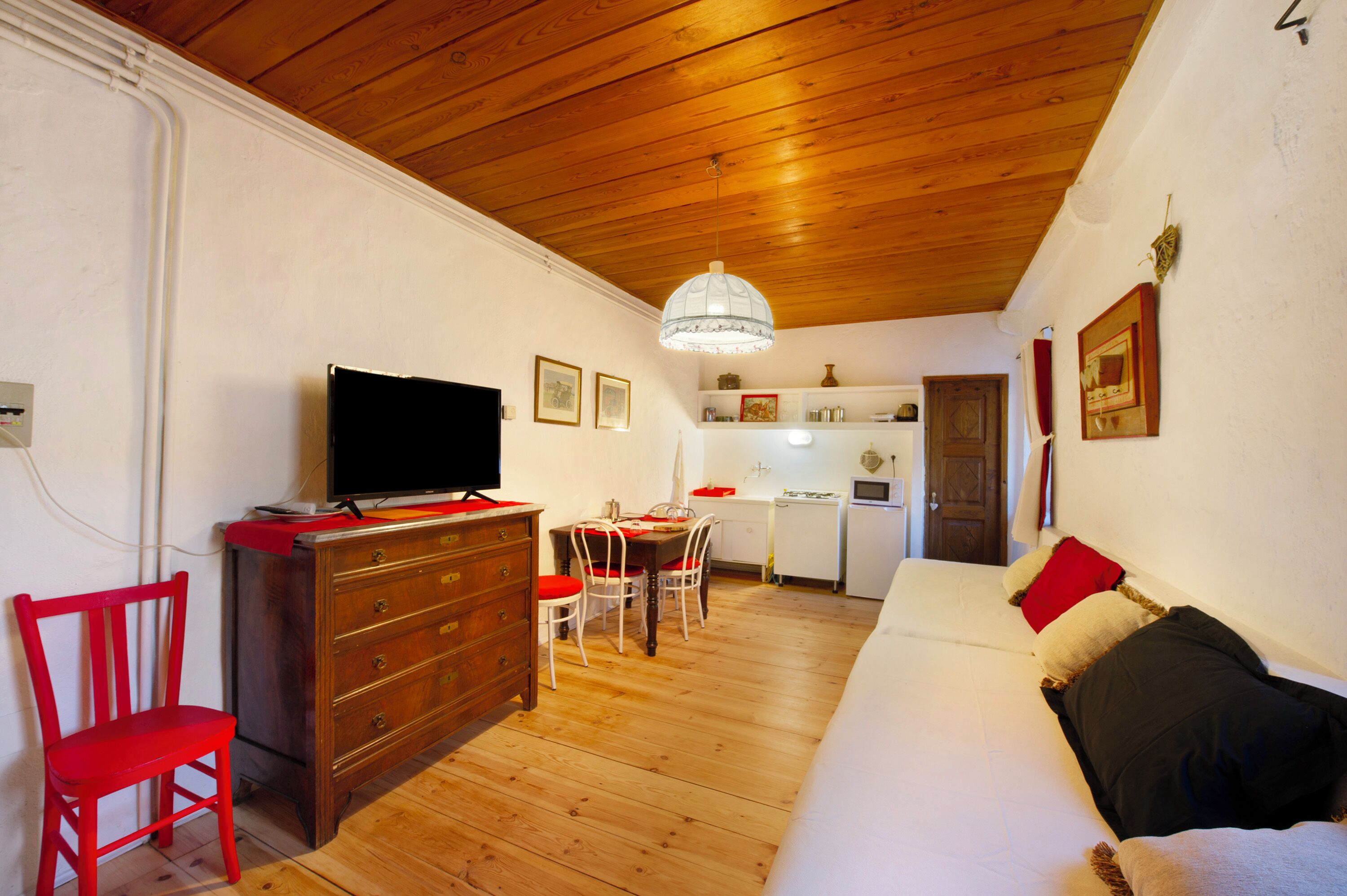 Televisión y chimenea 