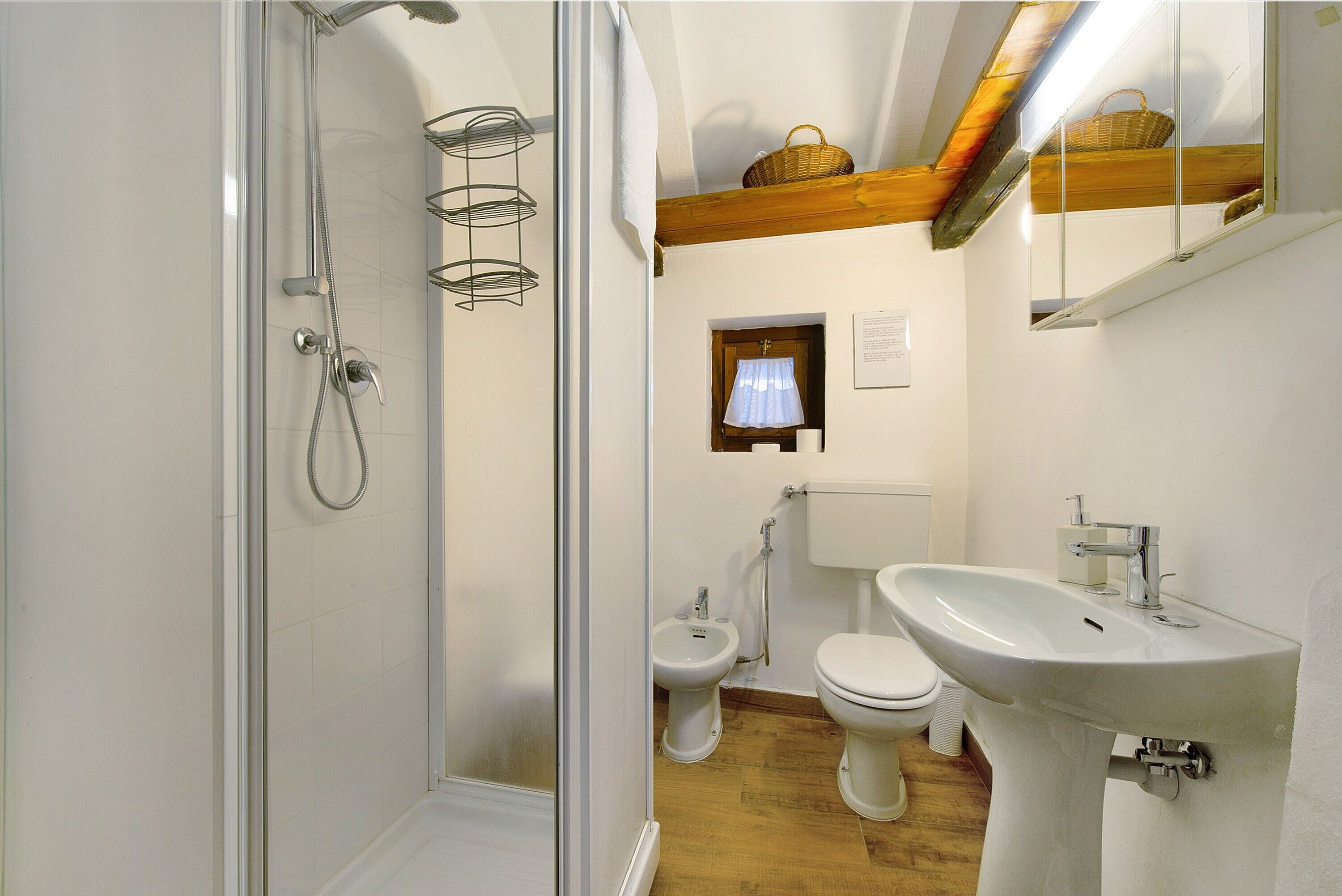 Een douche, een haardroger, handdoeken