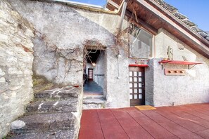 Exterior detail - Apartment 'Cascina Des Religieuses - Feuillage' with Mountain View (Sarre)