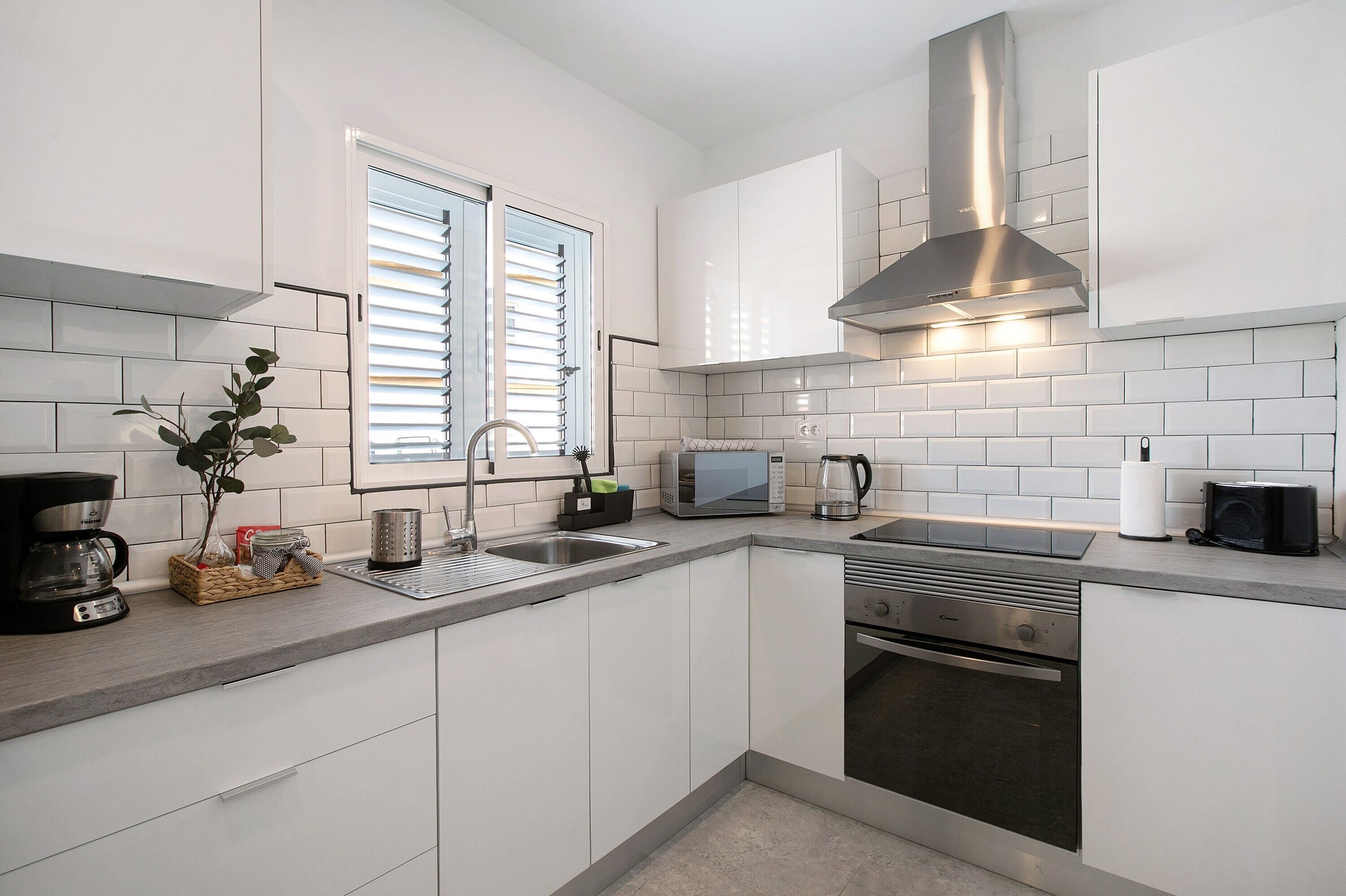 Køleskab, mikrobølgeovn, ovn, kogeplade