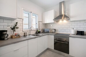 ثلاجة، ميكروويف، فرن، موقد طهي مسطح