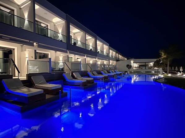 A modern hotel with a swimming pool, sun loungers, and a bar area. - Sea Coast Resort Halkidiki  (Polygyros)