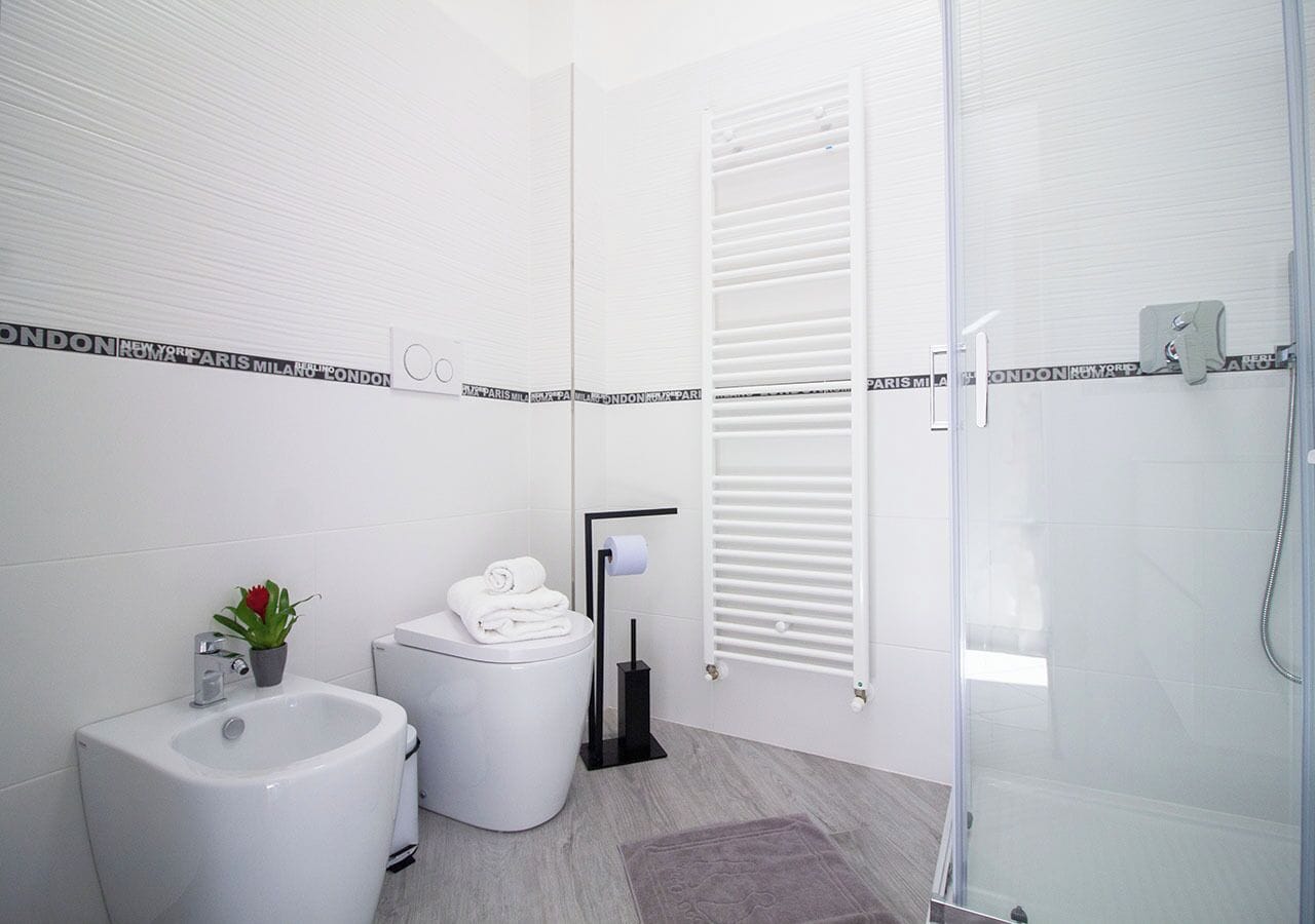 Standaard kamer, 1 twee- of 2 eenpersoonsbedden | Badkamer | Een douche, een regendouche, milieuvriendelijke toiletartikelen