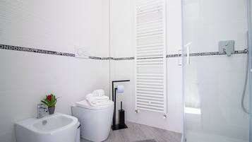 Standaard kamer, 1 twee- of 2 eenpersoonsbedden | Badkamer | Een douche, een regendouche, milieuvriendelijke toiletartikelen