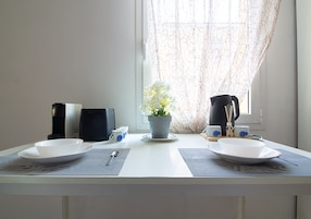 Doppia Classic, 1 camera da letto, bagno in camera, al piano terra | Biancheria da letto ipoallergenica, copriletto in piuma, una scrivania