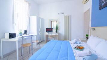 Classic Double Room, 1 Bedroom, Ensuite, Ground Floor | 1 bilik tidur, peralatan tempat tidur hipoalergenik, gebar bulu kapas