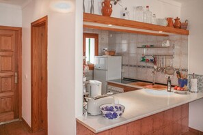 Een koelkast, een oven, een koffiezetapparaat/waterkoker, een waterkoker