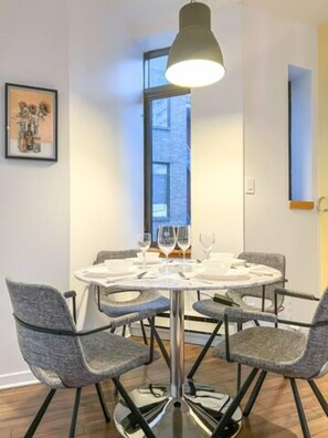 Deluxe-Apartment, 2 Schlafzimmer | Essbereich im Zimmer