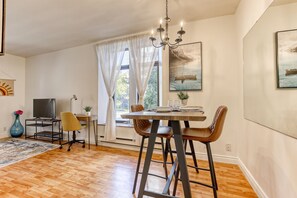 Standard Apartment, 1 Queen Bed | In-room dining - Le Plateau Boutique Apart Hotel (Montreal)